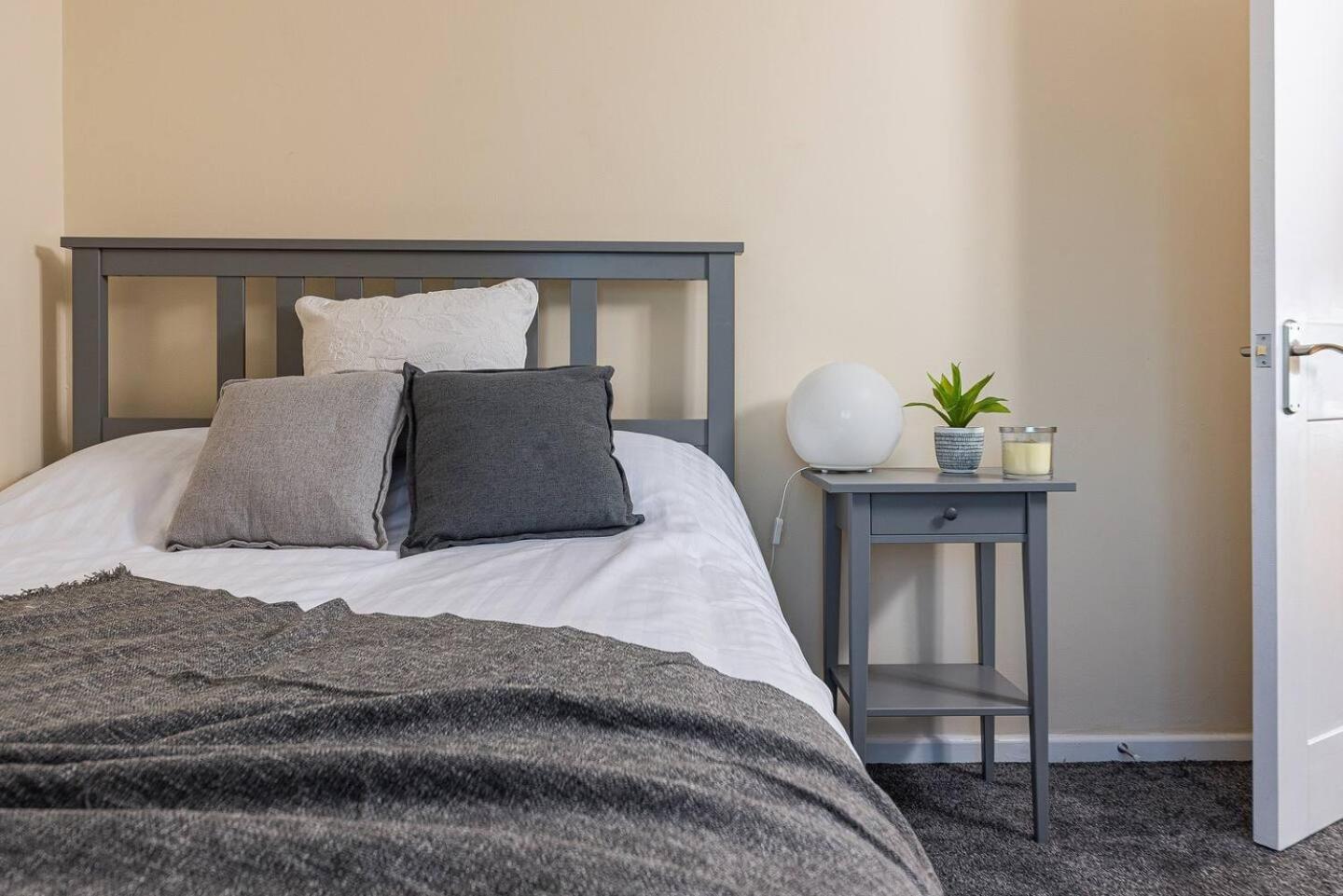 Dudley-Hospital-3Bed-Parking-Long Stay-Contractor Брайърли Хил Екстериор снимка
