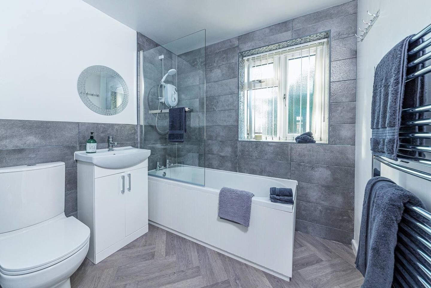 Dudley-Hospital-3Bed-Parking-Long Stay-Contractor Брайърли Хил Екстериор снимка