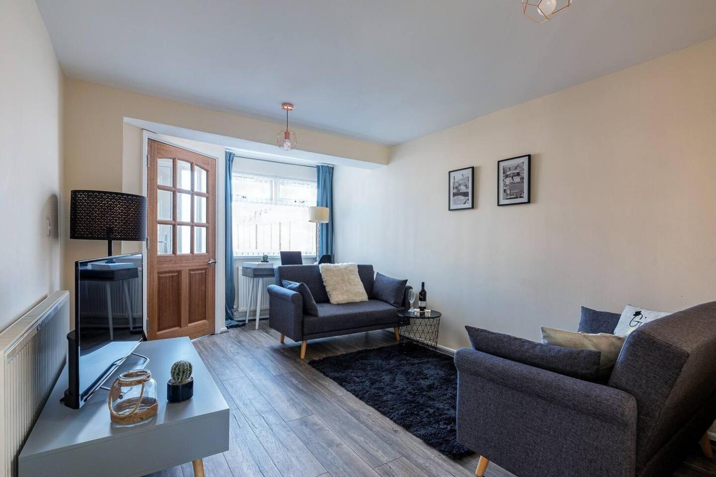 Dudley-Hospital-3Bed-Parking-Long Stay-Contractor Брайърли Хил Екстериор снимка