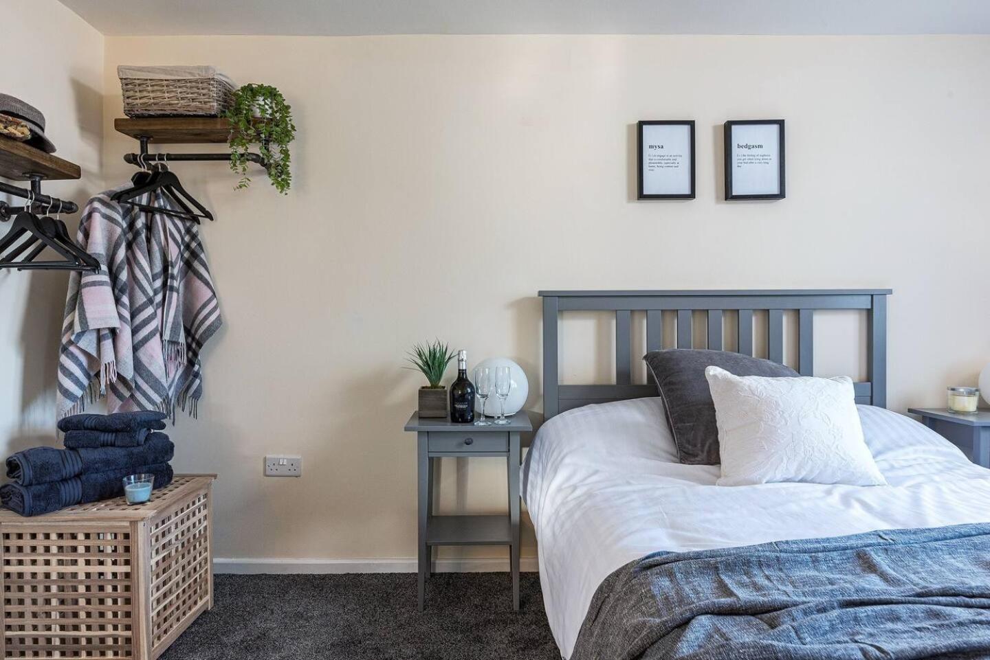 Dudley-Hospital-3Bed-Parking-Long Stay-Contractor Брайърли Хил Екстериор снимка