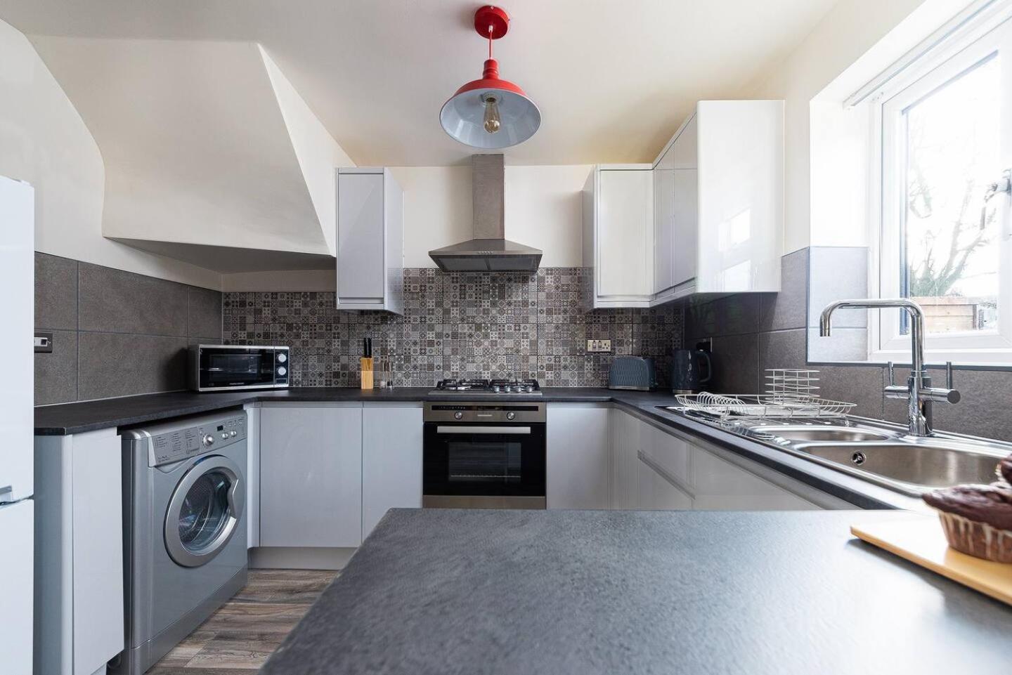 Dudley-Hospital-3Bed-Parking-Long Stay-Contractor Брайърли Хил Екстериор снимка